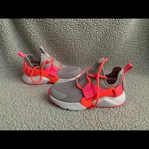 WOMEN NIKE AIR HUARACHE CITY LOW